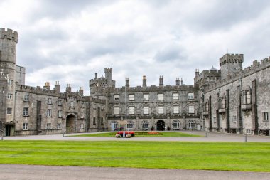 Kilkenny Kalesi, İrlanda. Caislean Chill Zinciri. Kilkenny, İrlanda 'da Nore Nehri' nin taşma noktasını kontrol etmek için 1195 yılında inşa edilmiş bir kale..