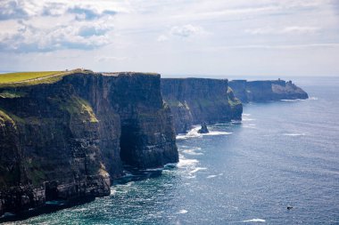 Muhteşem Moher Kayalıkları County Clare, İrlanda Burren bölgenin güneybatı kenarında bulunan deniz kayalıkları vardır. Vahşi Atlantik yolu.