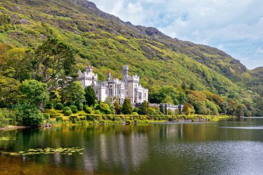Connemara, County Galway, İrlanda, Avrupa su yansımaları ile Kylemore Abbey. Benedictine manastırı 1920 yılında Kylemore Kalesi'nin arazisinde kurulmuştur. Mainistir na Coille Moire.
