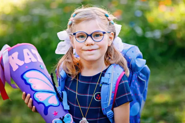 Ευτυχισμένο Κοριτσάκι Γυαλιά Ματιών Σακίδιο Πλάτης Τσάντα Και Μεγάλη Σχολική — Φωτογραφία Αρχείου