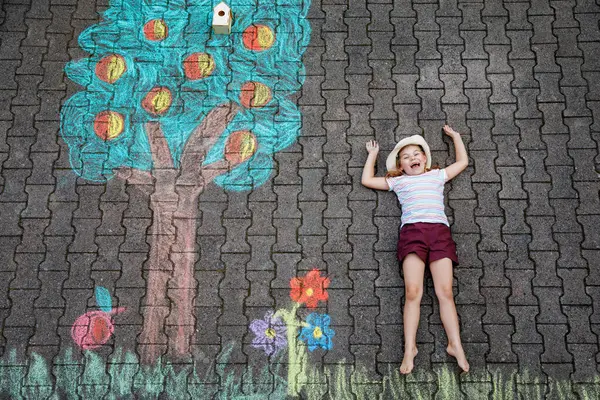 Renkli Tebeşirle Resim Yapan Şirin Küçük Kız Elmaları Asfalt Üzerinde Telifsiz Stok Imajlar