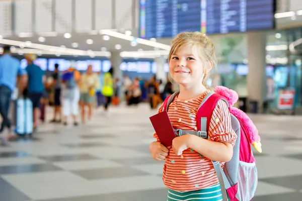 Маленькая Дошкольница Аэропорту Счастливый Ребенок Собирается Отпуск Самолете Улыбающийся Ребенок Стоковое Изображение