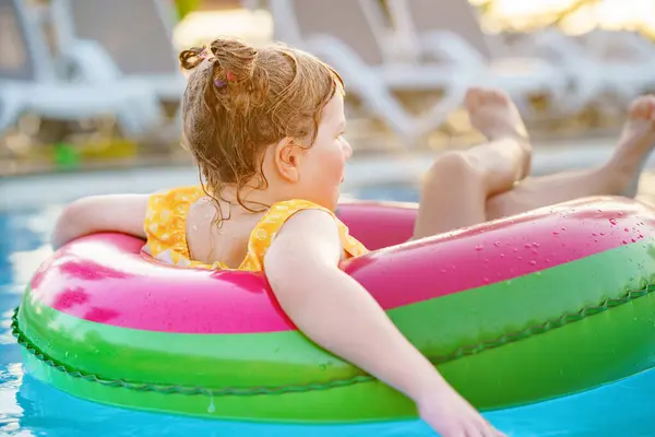 Gelukkig Meisje Met Opblaasbare Speelgoedring Drijft Het Zwembad Kleine Kleuter — Stockfoto
