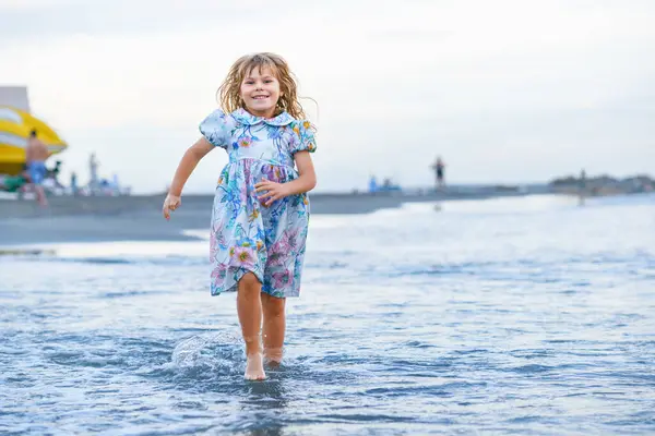 Happy Child Little Preschool Girl Dress Running Jumping Waves Tijdens Stockafbeelding