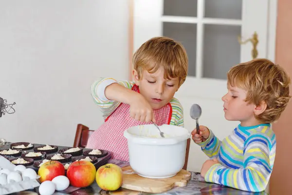 Dwóch Zabawnych Braci Piecze Jabłecznik Kuchni Domowej Szczęśliwy Zdrowych Chłopców — Zdjęcie stockowe