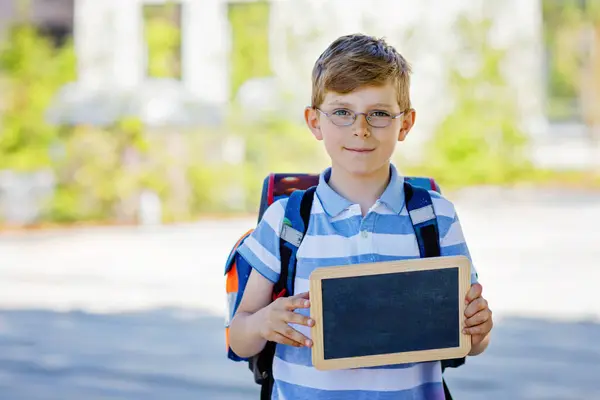 Glücklicher Kleiner Junge Mit Rucksack Oder Schulranzen Und Brille Schulkind Stockbild