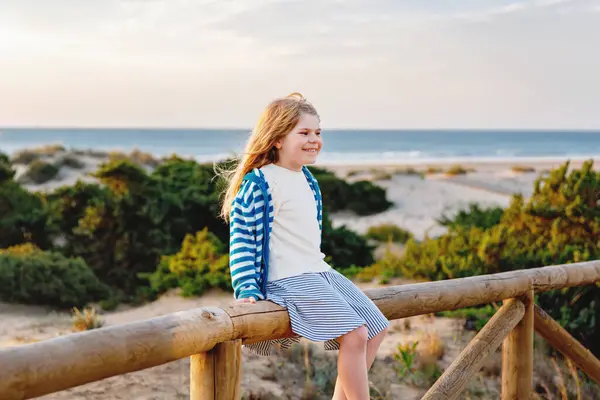 Entzückend Glücklich Lächelndes Kleines Mädchen Strandurlaub Bei Sonnenuntergang Schöne Süße Stockfoto