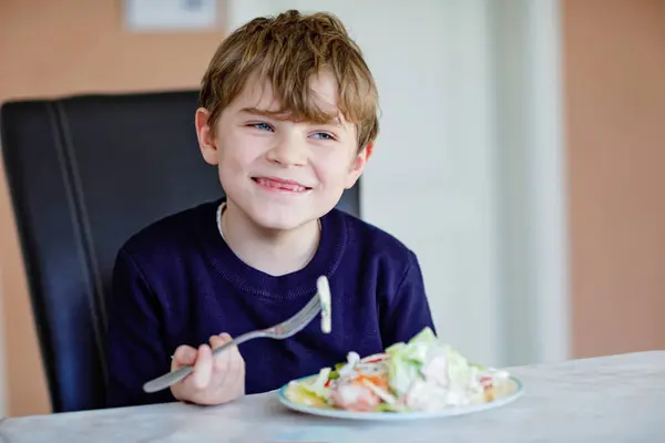 Niño Feliz Comiendo Ensalada Fresca Con Tomate Pepino Diferentes Verduras Imagen de stock