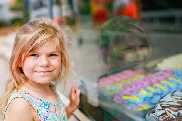 Feliz Niña Preescolar Elegir Comprar Helado Café Stand Aire Libre Imagen de archivo