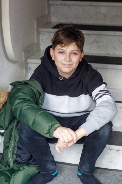 Kapalı alanda gülümseyen zeki öğrencinin yakın plan portresi. Mutlu ergen çocuk evde. Ergen kameraya bakıyor. Eğitim kavramı.