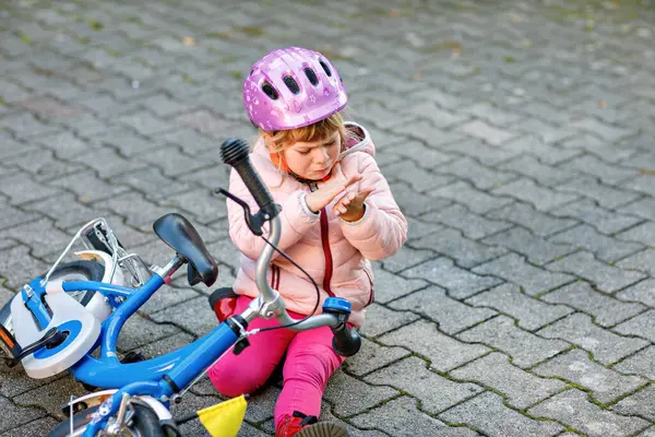 Милая Маленькая Девочка Сидящая Земле После Падения Велосипеда Расстроенный Плачущий — стоковое фото