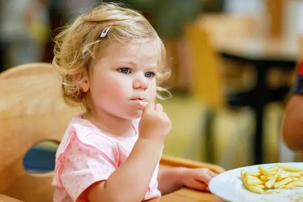 Menina Adorável Criança Comendo Legumes Saudáveis Batatas Fritas Insalubres Bonito — Fotografia de Stock