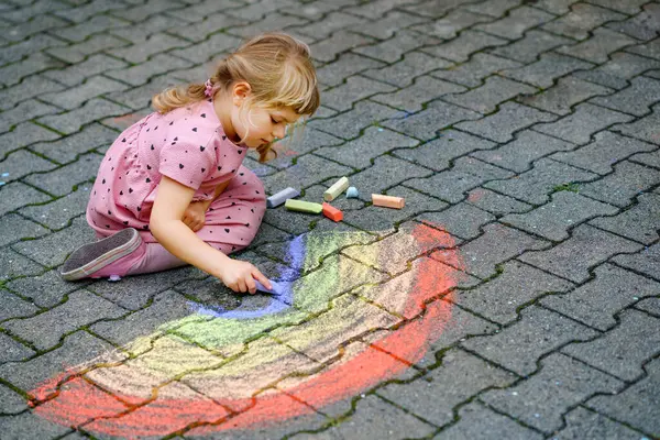 Kleine Vorschulmädchen Malen Regenbogen Mit Bunten Kreiden Auf Dem Boden — Stockfoto