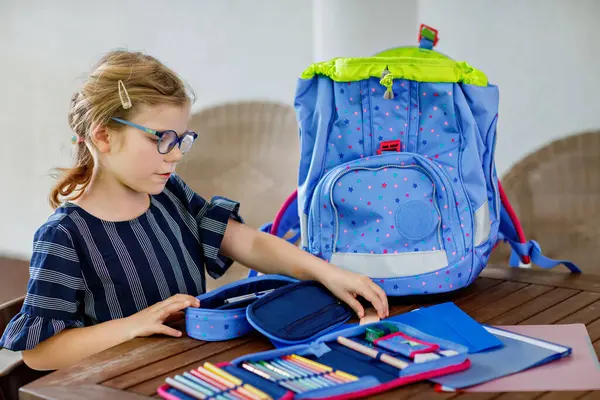 Glücklich Lächelndes Mädchen Das Seinen Rucksack Für Die Schule Vorbereitet Stockbild