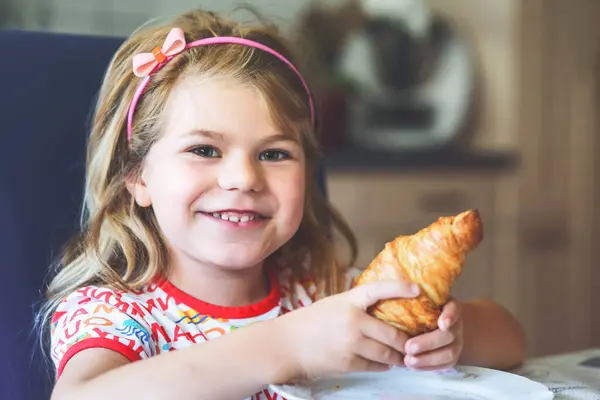 Niño Sonriente Desayuno Comida Niños Felices Chica Está Comiendo Croissant Imagen de stock