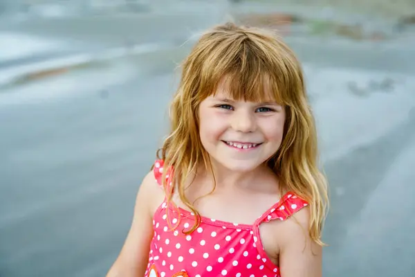 Porträt Von Happy Child Einem Kleinen Vorschulmädchen Badeanzug Das Während lizenzfreie Stockfotos