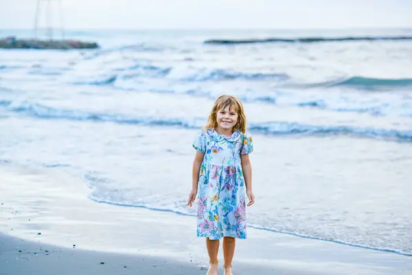 Happy Child Kleines Vorschulmädchen Kleid Läuft Und Springt Den Wellen lizenzfreie Stockbilder