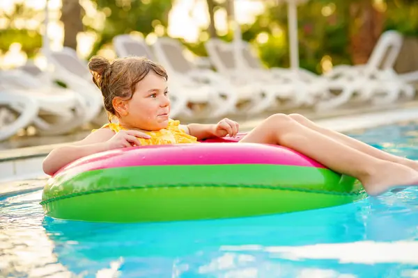 Glückliches Kleines Mädchen Mit Aufblasbarem Spielzeugring Schwebt Schwimmbad Kleine Vorschulkinder Stockbild