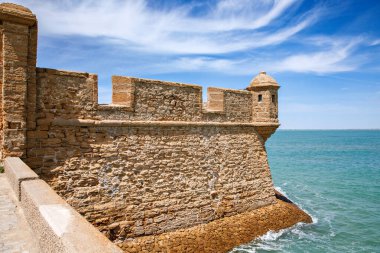 La Caleta Sahili, Balnear de la Palma Binası ve gün batımında San Sebastian Kalesi - Cadiz, Endülüs, İspanya.