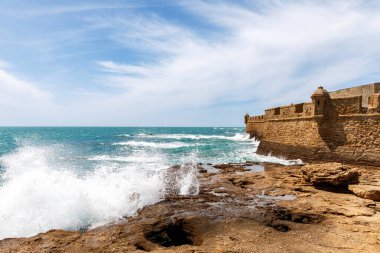 La Caleta Sahili, Balnear de la Palma Binası ve gün batımında San Sebastian Kalesi - Cadiz, Endülüs, İspanya.