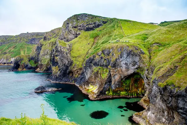 Carrick-a-Rede Köprüsü kıyısında, İrlanda kıyı şeridi üzerinde Kuzey İrlanda 'nın Antrim ilçesi Ballintoy yakınlarında meşhur ip köprüsü. Bulutlu bir günde Vahşi Atlantik Yolu