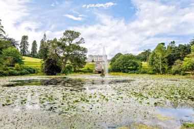 Powerscourt Garden'daki Powerscourt Binası. Panoramik manzara. Enniskerry, İrlanda'nın önde gelen turizm merkezlerinden biri.