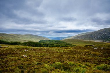 Glendalough Vadisi'nde pastoral görünümü, County Wicklow, İrlanda. Dağlar, göl ve turistler yürüyüş yolları.