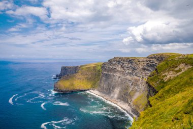 Muhteşem Moher Kayalıkları County Clare, İrlanda Burren bölgenin güneybatı kenarında bulunan deniz kayalıkları vardır. Vahşi Atlantik yolu.