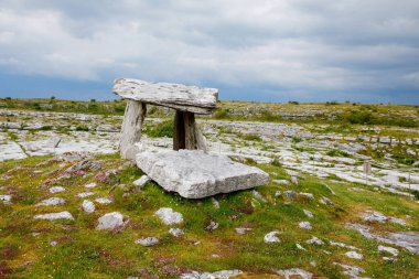 Poulnabrone Dolmen İrlanda, İngiltere. Burren, Ilçe Clare. Muhteşem manzara ile Neolitik Dönem. Burren Milli Parkı'ndaki karst kireçtaşı anakayası. Kaba İrlanda doğası
