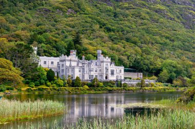 Connemara, County Galway, İrlanda, Avrupa su yansımaları ile Kylemore Abbey. Benedictine manastırı 1920 yılında Kylemore Kalesi'nin arazisinde kurulmuştur. Mainistir na Coille Moire.