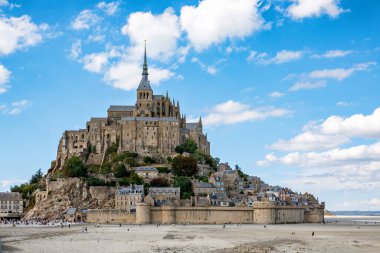 Bir güzel yaz günü, Fransa manastırda Mont Saint Michele Panoraması.