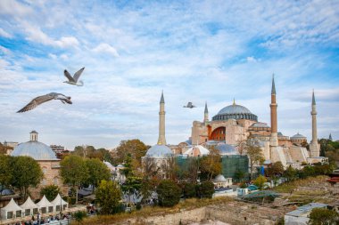 Ayasofya Müzesi, Ayasofya Sofya İstanbul 'da Sultan Ahmet parkında, Türkiye' de güzel bir sonbahar günü. Bizans mimarisi, şehir simgesi ve mimari dünyası harikası..