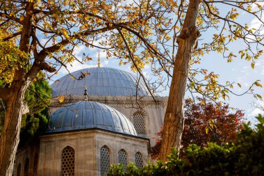 Ayasofya Müzesi, Ayasofya Sofya İstanbul 'da Sultan Ahmet parkında, Türkiye' de güzel bir sonbahar günü. Bizans mimarisi, şehir simgesi ve mimari dünyası harikası..