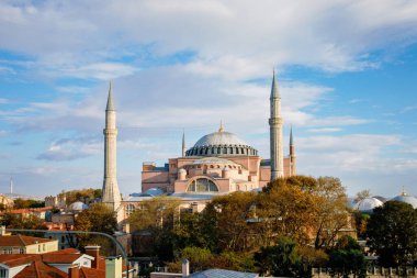 Ayasofya Müzesi, Ayasofya Sofya İstanbul 'da Sultan Ahmet parkında, Türkiye' de güzel bir sonbahar günü. Bizans mimarisi, şehir simgesi ve mimari dünyası harikası..