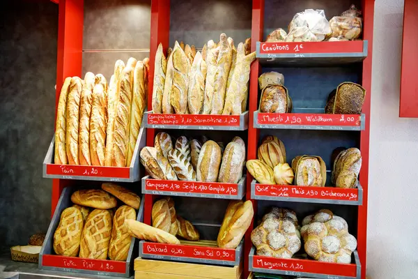 法国的一家诺曼底面包店以新鲜的糕点和手工面包吸引顾客 展示了该地区的真正风味 — 图库照片
