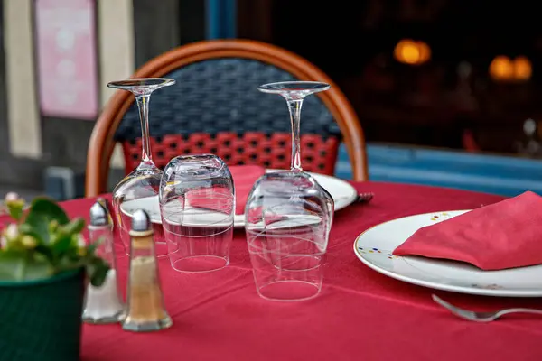 レストランで設定された空のメガネ フランスの屋外ディナーテーブル ロイヤリティフリーのストック画像