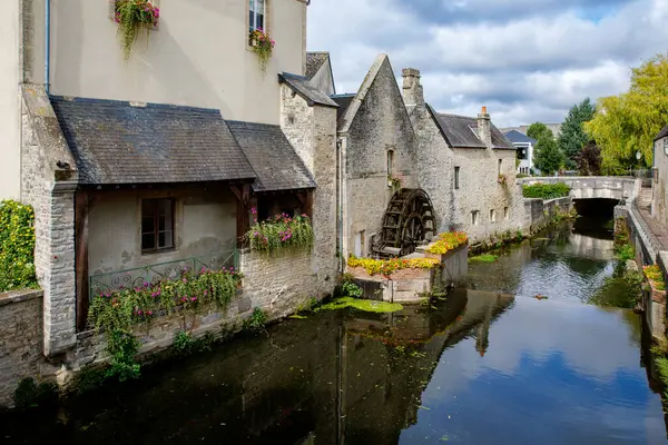 フランスのノルマンディー海岸のバイユーの中世の町の川のオーレ川の水車 ロイヤリティフリーのストック写真