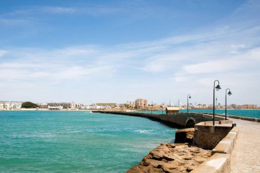 La Caleta Sahili, Balnear de la Palma Binası ve gün batımında San Sebastian Kalesi - Cadiz, Endülüs, İspanya.