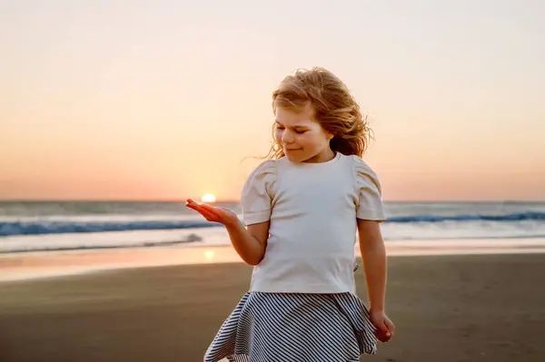 Gün Batımında Plaj Tatilinde Gülümseyen Sevimli Küçük Kız Uzun Sarı - Stok İmaj