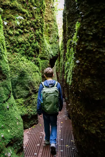 Teenager Mit Rucksack Wandert Durch Eine Höhle Glückliches Schulkind Das Stockbild