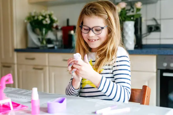 Meisje Dat Met Zintuiglijk Waterspeelgoed Speelt Sensorische Ontwikkeling Ervaringen Montessori Rechtenvrije Stockfoto's