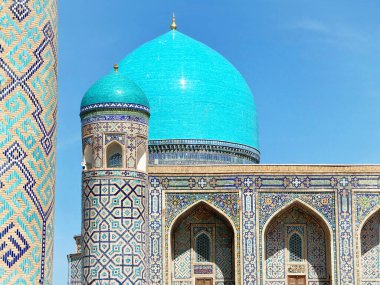 Özbekistan 'ın antik Semerkant kentinin kalbindeki eski bir halk meydanı olan Registan' daki camii