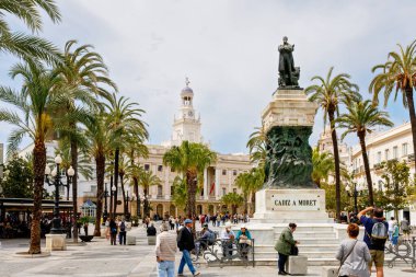 Cadiz, İspanya - 19 Nisan 2023: Güneşli havada tarihi merkez, Cadiz, İspanya, Endülüs.
