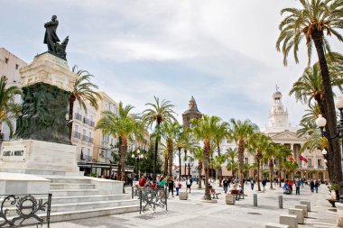 Cadiz, İspanya - 19 Nisan 2023: Güneşli havada tarihi merkez, Cadiz, İspanya, Endülüs.