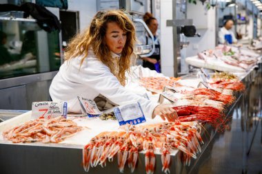 Cadiz, İspanya - 19 Nisan 2023: Cadiz Balık Pazarı. Cadiz Merkez Pazarı 'ndaki çarpıcı taze balık tezgahı. İspanya 'nın en eski kapalı pazarıdır.