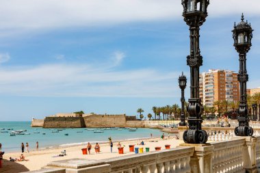 Cadiz, İspanya - 19 Nisan 2023: Güneşli bir günde İspanya 'nın ünlü Cadiz plajı