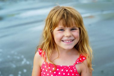 Mutlu Çocuk Portresi, Egzotik Plajda Yaz Tatili sırasında Mayo giymiş Koşan ve Dalgalarda Atlayan Küçük Anaokulu Kızı. Okyanus Kıyısındaki Aile Seyahati