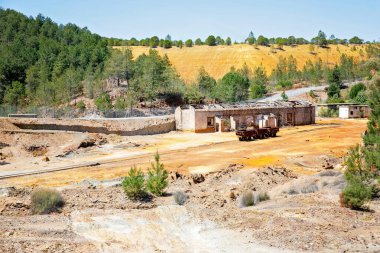 Bu maden Riotinto, Huelva, İspanya 'da bulunuyor. Endülüs 'ün Rio Tinto bölgesindeki bu bölgede bakır, gümüş, altın ve diğer mineraller çıkarıldı. Kırmızı suyla Rio Tinto