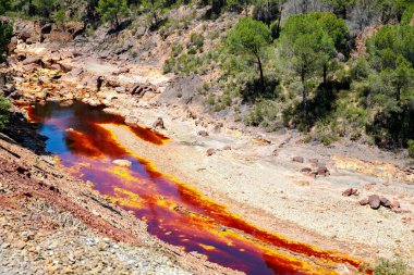 Rio Tinto nehri ve demir madenleri. Kırmızı renkli nehir bakır, yerde demir. Mars 'ta yaşam araştırmalarında kullanılan su..
