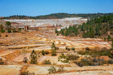 Bu maden Riotinto, Huelva, İspanya 'da bulunuyor. Endülüs 'ün Rio Tinto bölgesindeki bu bölgede bakır, gümüş, altın ve diğer mineraller çıkarıldı. Kırmızı suyla Rio Tinto